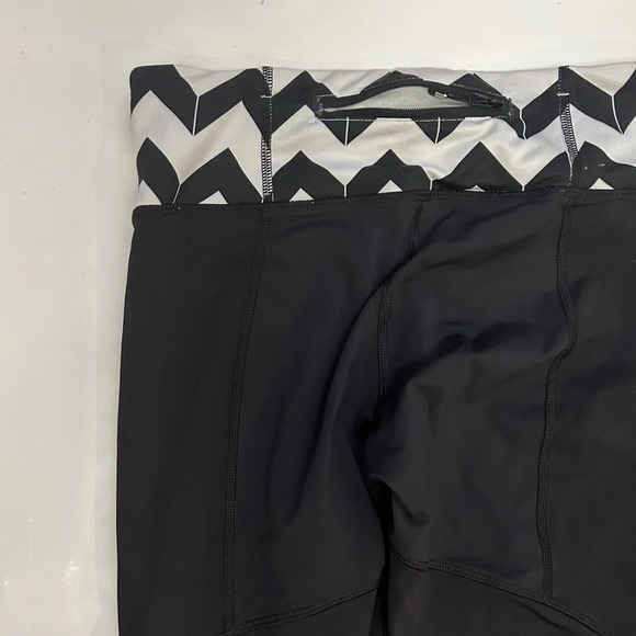 ! Lululemon Run For Your Life Crop Black & white Stripe, Size 6 - Picture 4 of 6